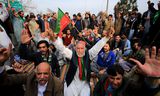 <strong>Aanhangers van de PTI-partij</strong> van de afgezette Pakistaanse ex-premier Imran Khan demonstreren maandag in Peshawar tegen onregelmatigheden die zich volgens hen hebben voorgedaan bij het tellen van de stemmen na de verkiezingen van 8 februari. 