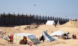 <strong>Palestijnen die door het geweld in Gaza</strong> uit hun woonplaatsen zijn verdreven, bivakkeren in Rafah in tenten pal aan de grens met Egypte. 
