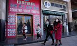 Mensen lopen langs de zogenoemde ‘Russische markt’ in Beijing, waar vooral Russische handelaren staan. De band tussen Rusland en China is goed, maar dat betekent niet dat China de invasie in Oekraïne steunt. Foto Ng Han Guan/AP