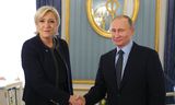 <strong>Marine Le Pen</strong>, de Franse presidentskandidaat en leider van de extreem-rechtse politieke partij Front National, schudt de hand van de Russische president <strong>Vladimir Poetin</strong> tijdens een bijeenkomst in het Kremlin in Moskou, Rusland, 24 maart 2017.