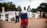Jonge mannen, soms gekleed in de Russische vlag, demonstreren in Ouagadougou tegen Frankrijk en vóór Rusland.