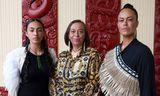 Drie generaties Maori-vrouwen: Amokura Panoho (midden) werd haar naam en taal ontnomen, ook dochter Monowai (rechts) had angst haar Maori-identiteit uit te dragen, kleindochter Arihia Turei (links) is helemaal ondergedompeld in de cultuur.