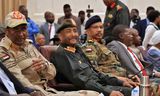 De Soedanese legerleider Abdel Fattah al-Burhan nog zij aan zij met militieleider Mohamed Hamdan Daglo, alias Hemedti, in december vorig jaar bij de ondertekening van een voorlopig akkoord over de overgang naar een burgerregering.