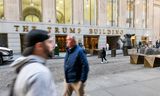 Voetgangers lopen in november langs het kantoorgebouw 40 Wall Street in zuidelijk Manhattan, ook bekend als The Trump Building.