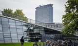 De bibliotheek van de TU Delft (op de voorgrond) met erachter het EWI-gebouw van de technische universiteit. 