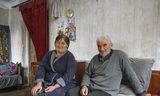 Irma Papitasjvili and Gogi Papitasjvili in hun woonkamer. Hun buurman werd door de Russen vermoord. Gogi werd twee keer door ze ontvoerd.