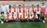 <strong>Alex Kroes</strong> (onder, vijfde van links) speelde in de Ajax-jeugd met onder meer <strong>Clarence Seedorf</strong> (boven, tweede van links), <strong>Patrick Kluivert</strong> (boven, tweede van rechts) en <strong>aanvoerder Jerrel Borrius</strong>. 