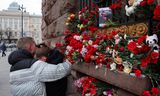 Een stel omhelst elkaar bij een gedenkplek in Sint-Petersburg voor de slachtoffers van de terreuraanval in Crocus City Hall.