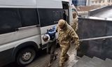 Russische wetshandhavers voeren een man weg die wordt verdacht van betrokkenheid bij de terreuraanslag bij Moskou, op een beeld van een video van de Russische onderzoeksdienst dat zondag is vrijgegeven. 