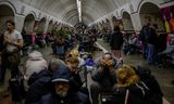 Inwoners van Kyiv schuilen in een metrostation tijdens de Russische aanval, 11 april. 