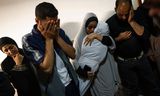 Leden van het gezin Abu Draz rouwen nadat bij een Israëlisch bombardement op hun huis in Rafah donderdag familieleden zijn omgekomen.